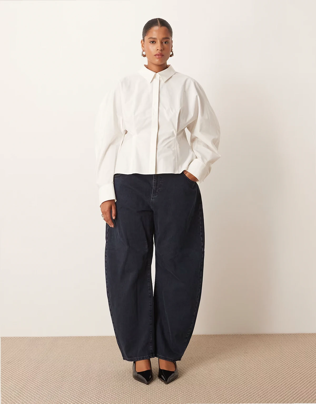 Curve – Tova – Schmal zulaufende Jeans in Blauschwarz mit Umschlagsaum und abgerundetem Bein