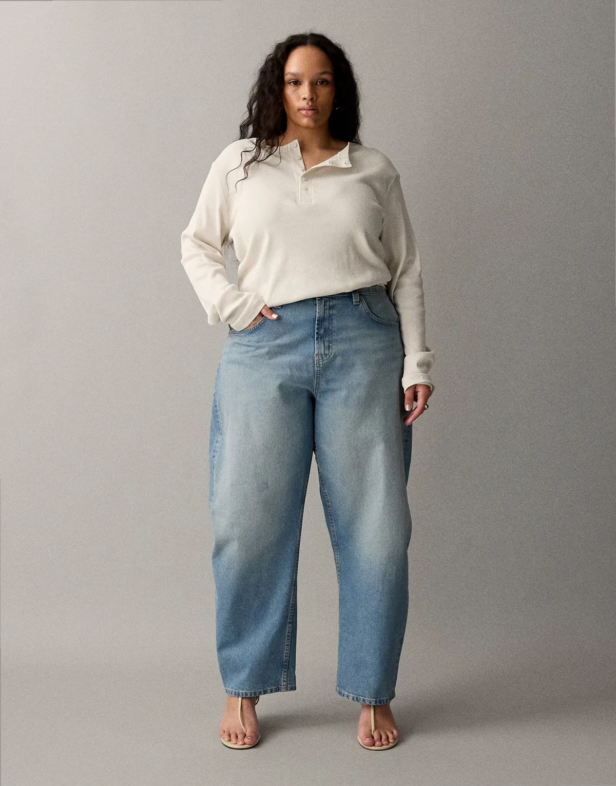 ASOS DESIGN Curve – Circular Design Collection – Jasnoniebieskie dopasowane jeansy barrel