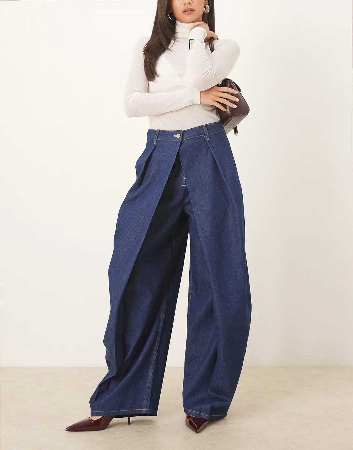 – Barrel-Leg-Jeans in Indigoblau mit markanten Bundfalten und Wickeloptik