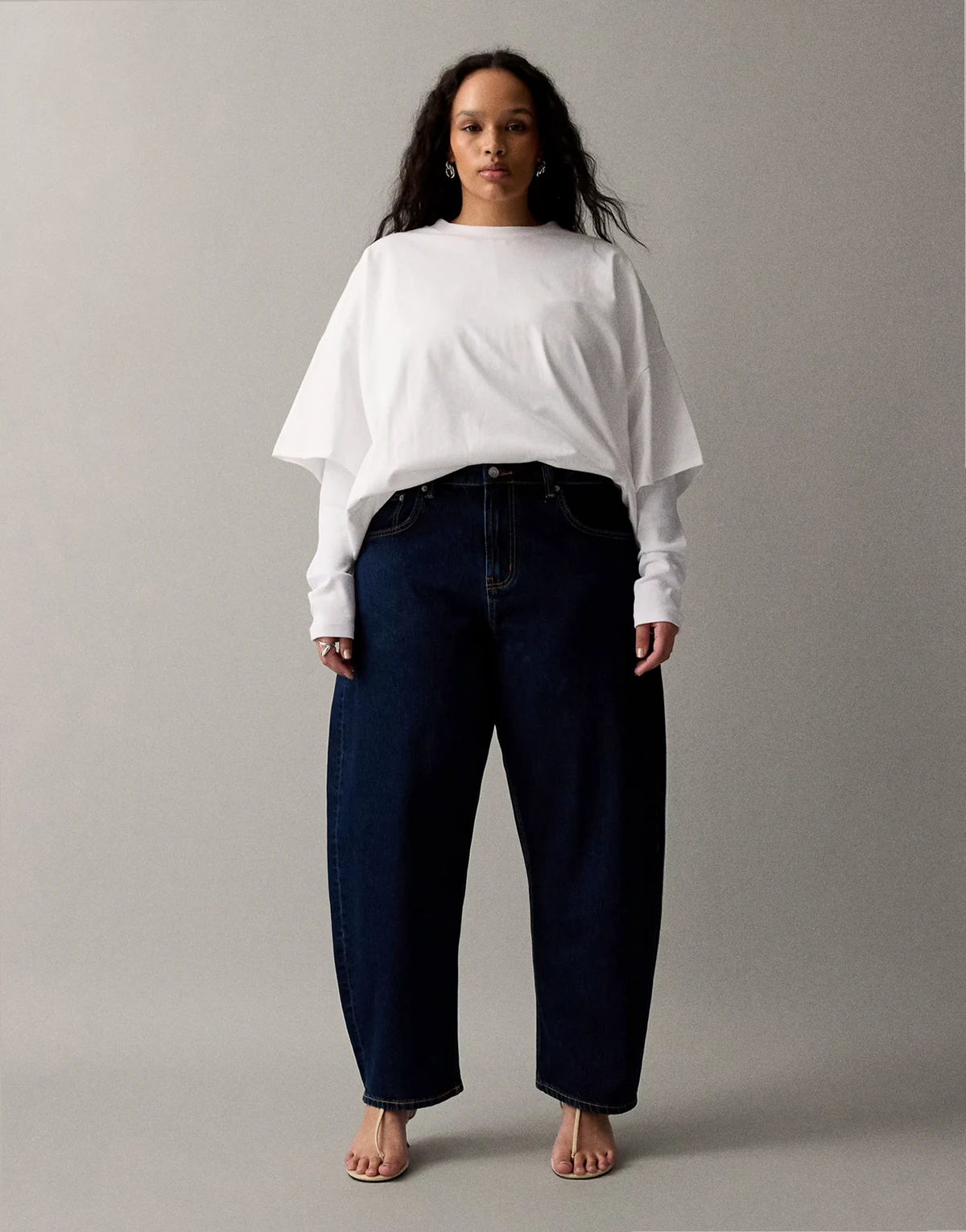 ASOS DESIGN Curve – Schmal geschnittene Barrel-Leg-Jeans in kräftiger Rinse-Waschung
