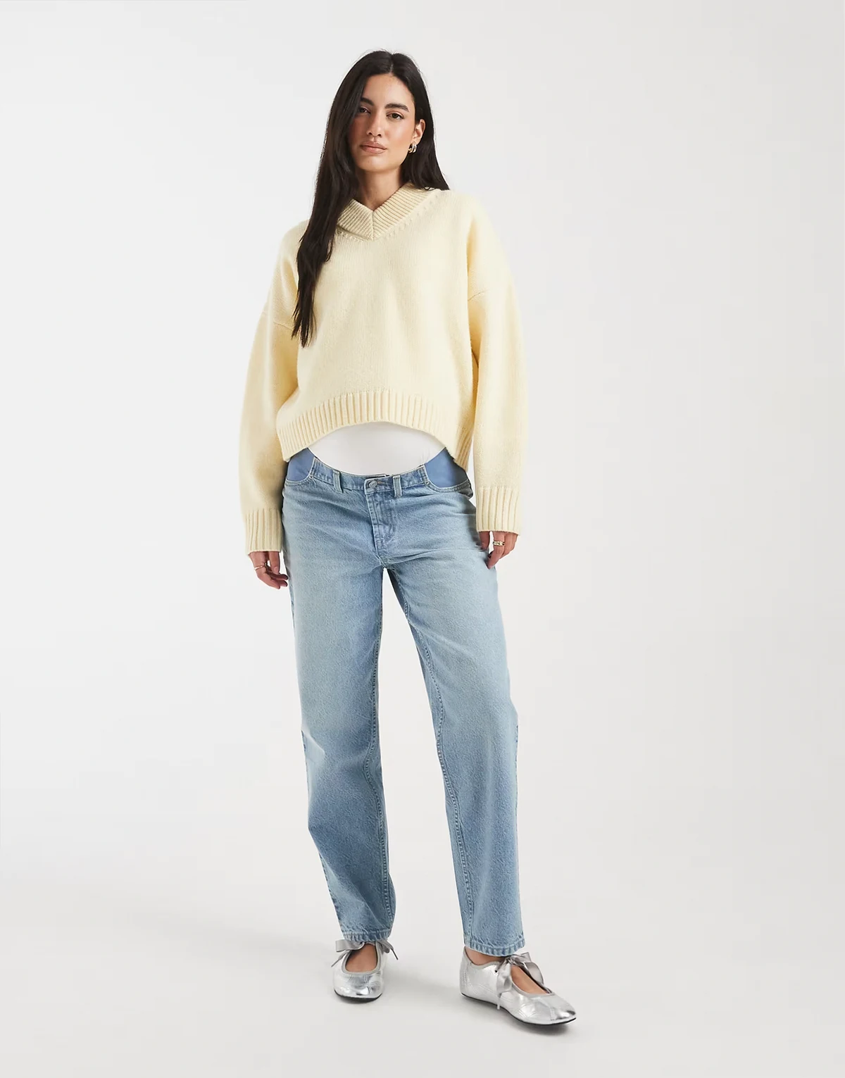 ASOS DESIGN Maternity – Locker geschnittene Mom-Jeans in Mittelblau mit hohem Bund