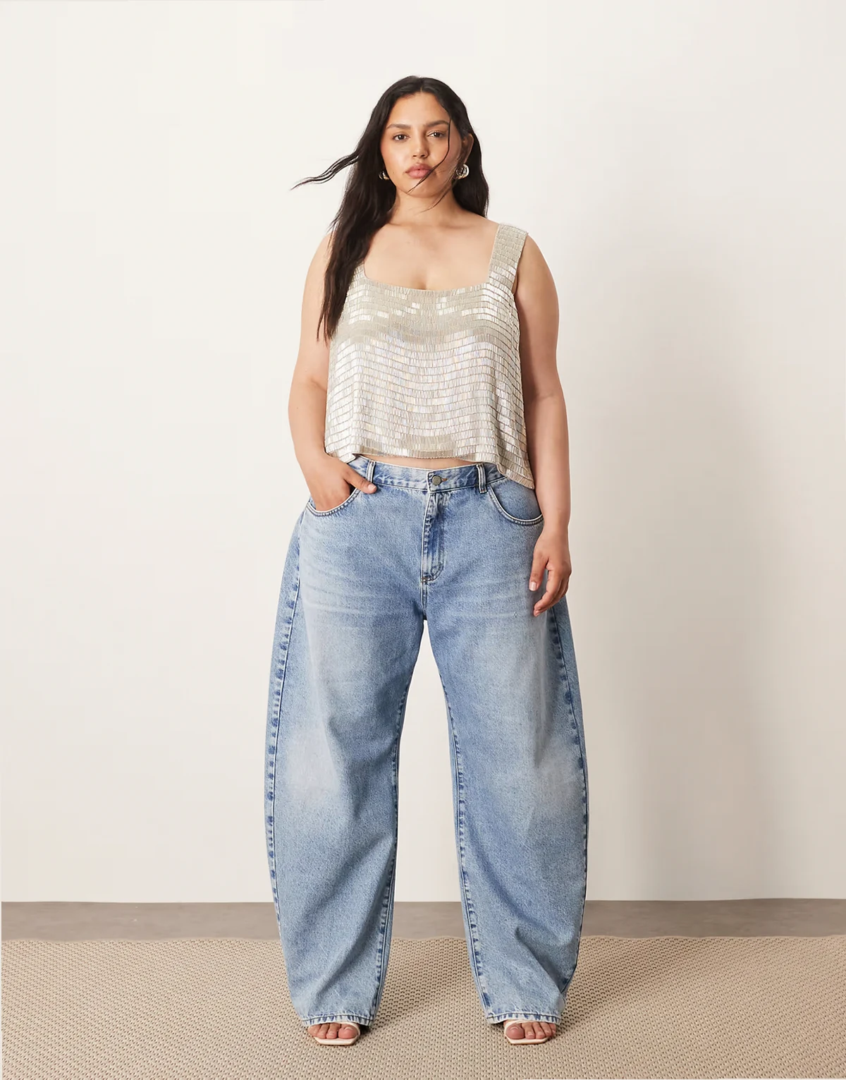 Curve – Tova – Schmal zulaufende Jeans in heller Waschung mit schmal abgerundetem Bein und Rollsaum