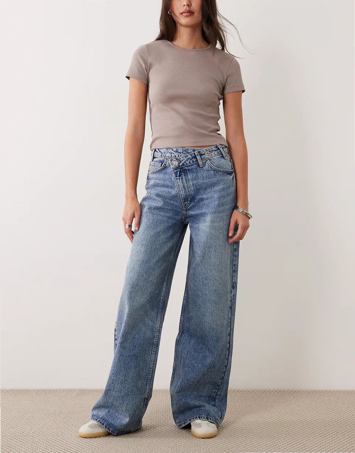 – Weit geschnittene Dad-Jeans in mittlerer Waschung mit überkreuztem Bund