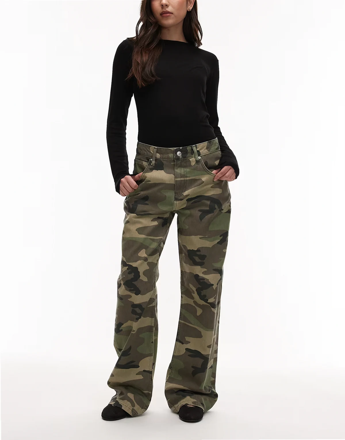 – Baggy-Jeans mit niedrigem Bund und Military-Muster