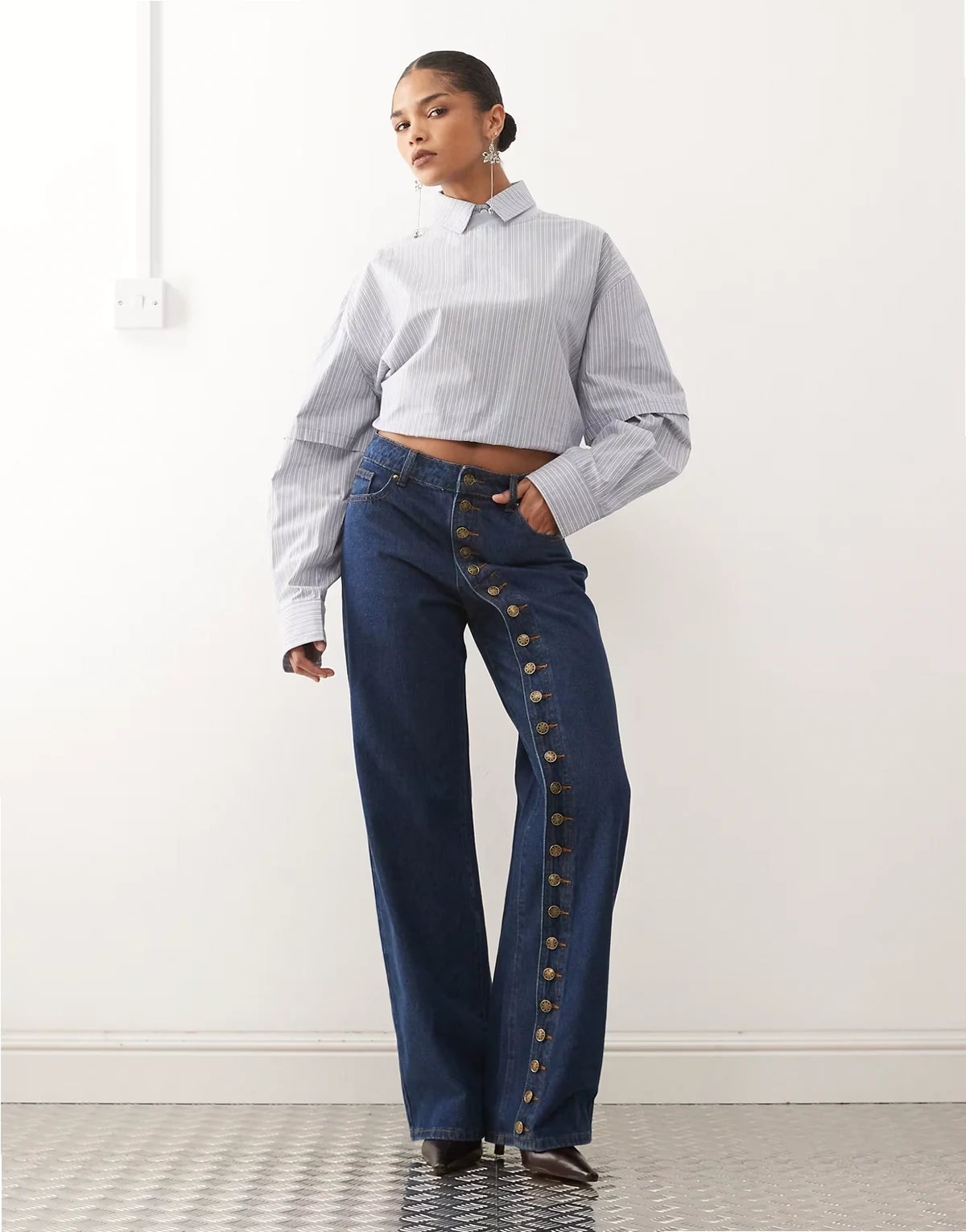 – Penny – Jeans in mittelblauer Waschung mit asymmetrischer Knopfleiste und Relaxed-Fit