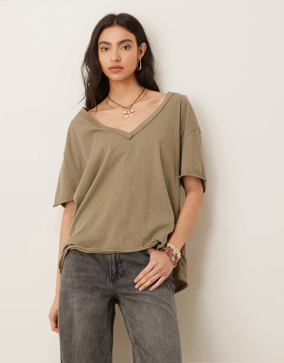 nina v-neck T-shirt in olive stone