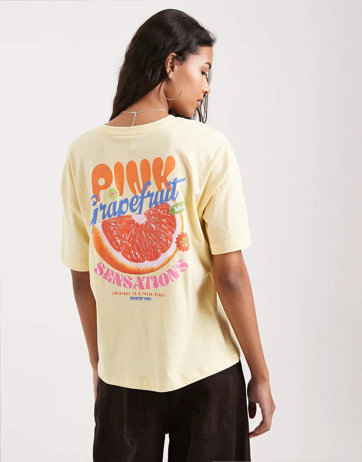 – T-Shirt in Blassgelb mit Grapefruit-Grafikprint