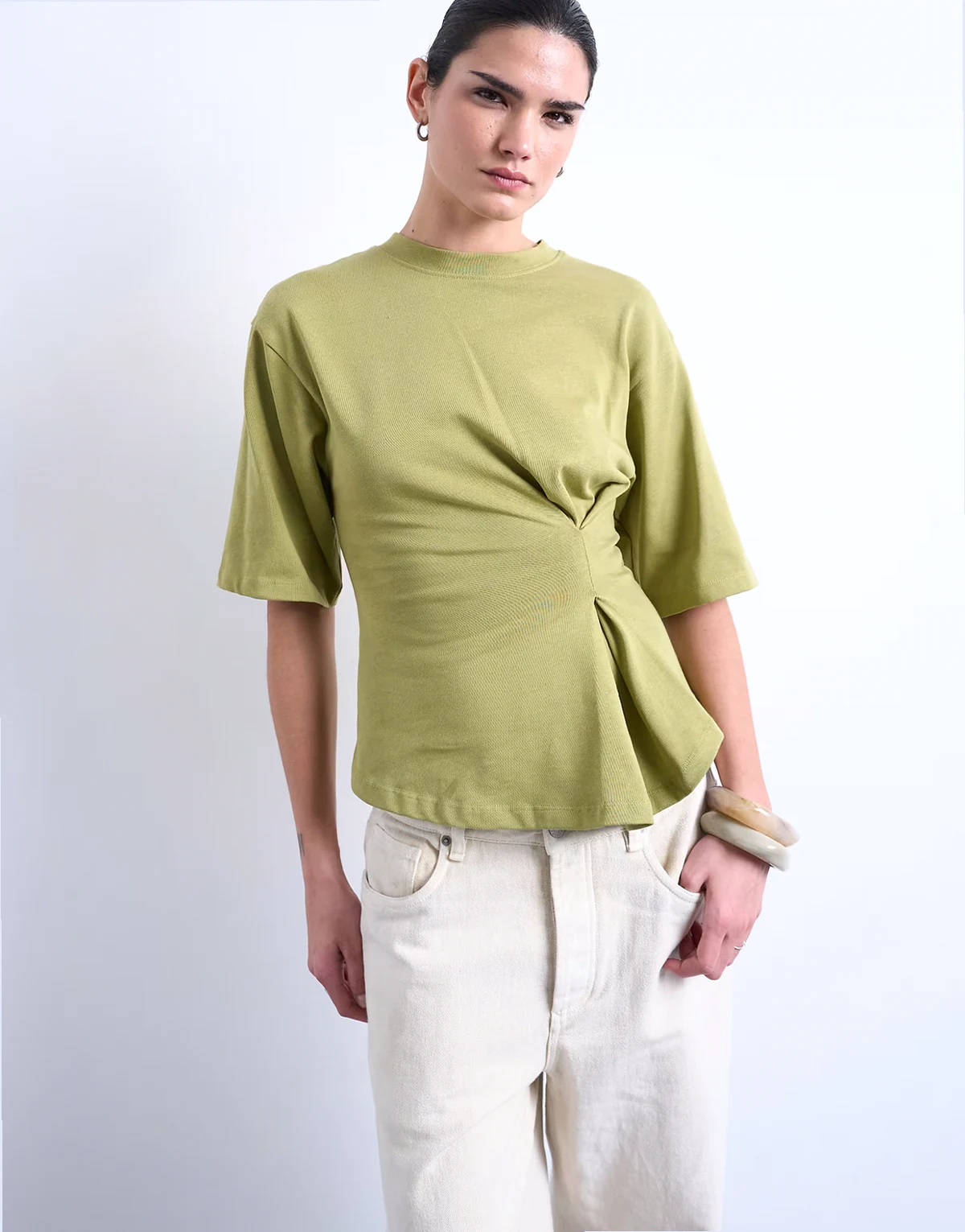 – T-shirt z profilowaną zwężaną talią w kolorze khaki