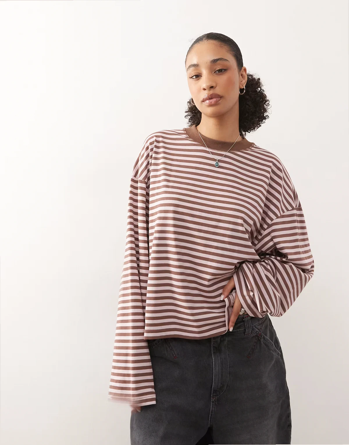 – Bloom – T-shirt o pudełkowym kroju z długimi rękawami i okrągłym dekoltem z mieszanki bawełny w czekoladowo-różowe paski