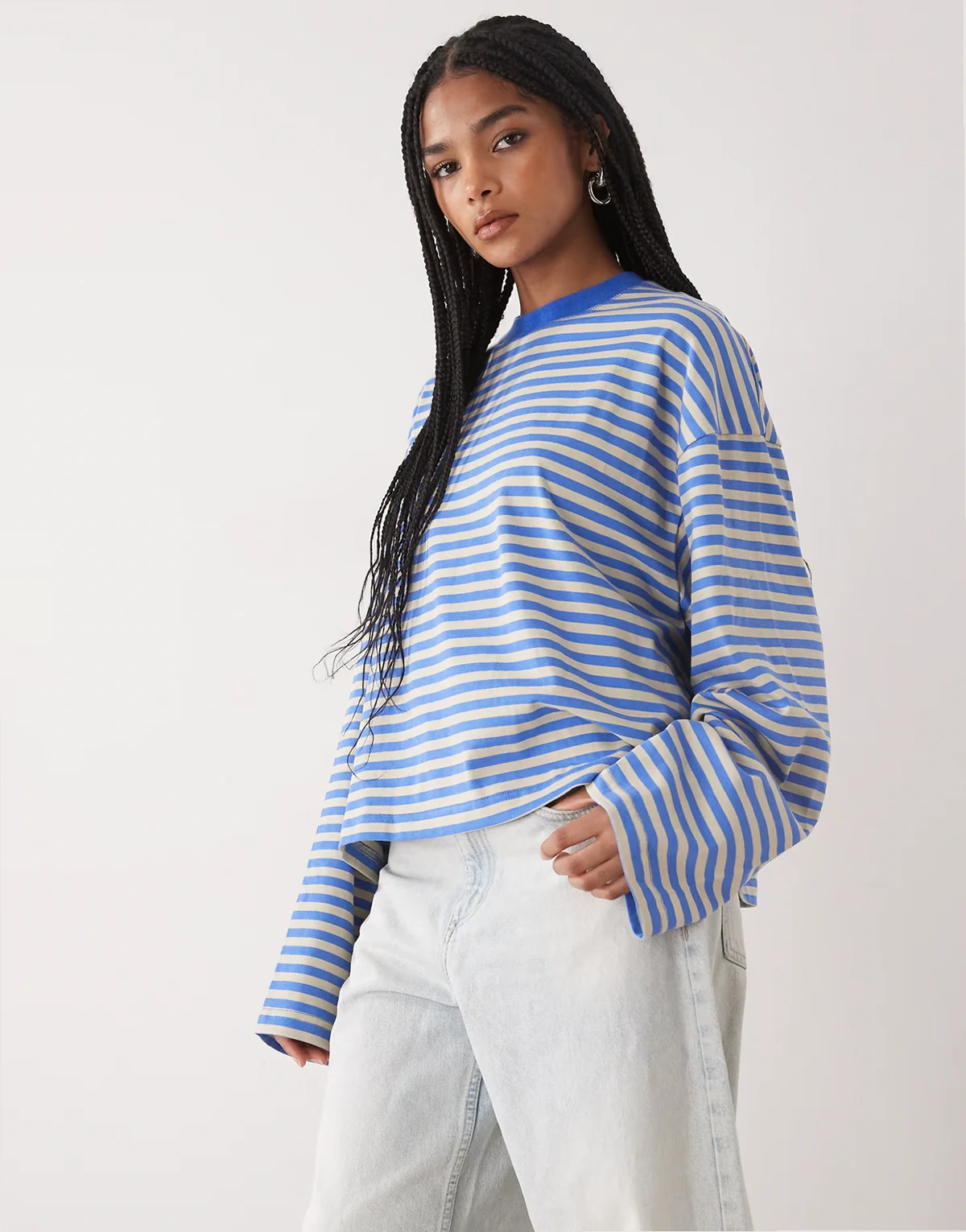 – Bloom – Niebieski T-shirt o pudełkowym kroju z okrągłym dekoltem i długimi rękawami z mieszanki bawełny w paski