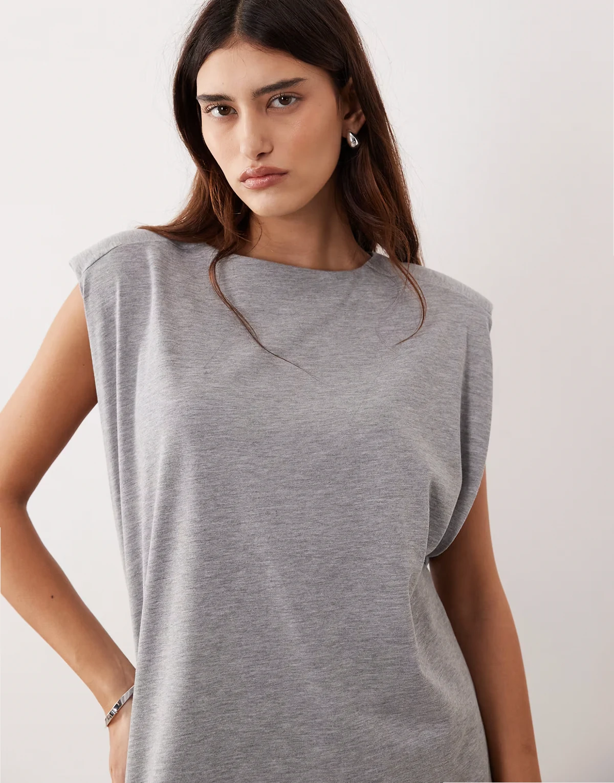 – Ärmelloses Oversize-T-Shirt in meliertem Grau mit Schulterpolstern und Seitenschlitz