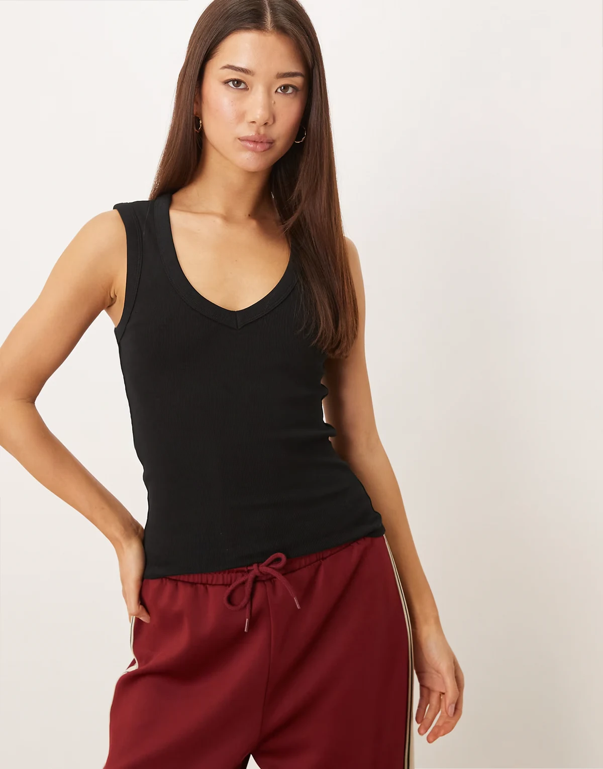 – Geripptes Tanktop in Schwarz mit V-Ausschnitt