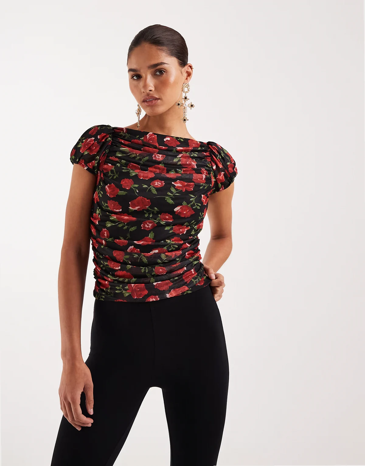 – Kurzärmliges Netzstoff-Oberteil in Schwarz mit rotem Rosenprint und Puffärmeln