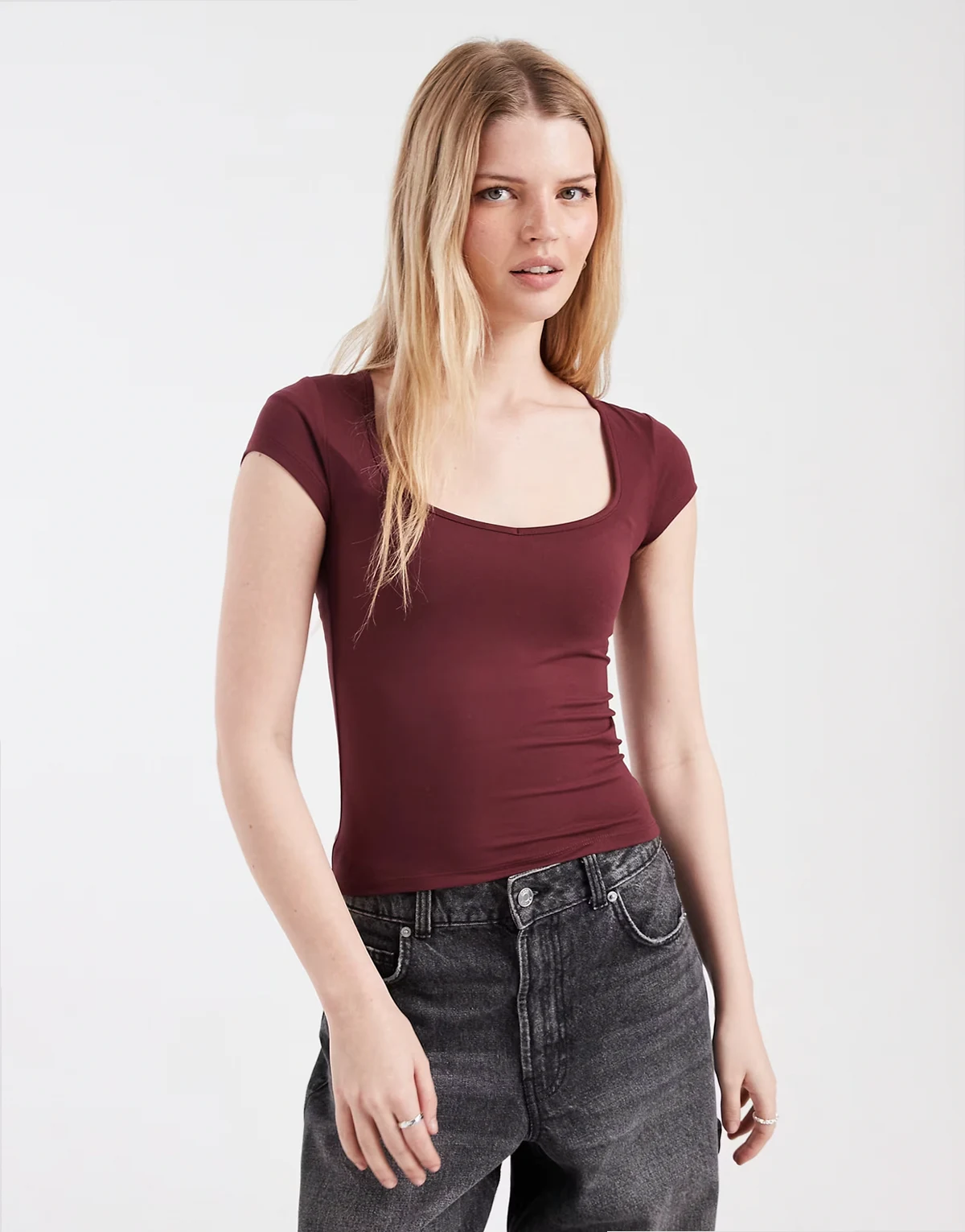 – T-Shirt in Sour Cherry mit Herzausschnitt
