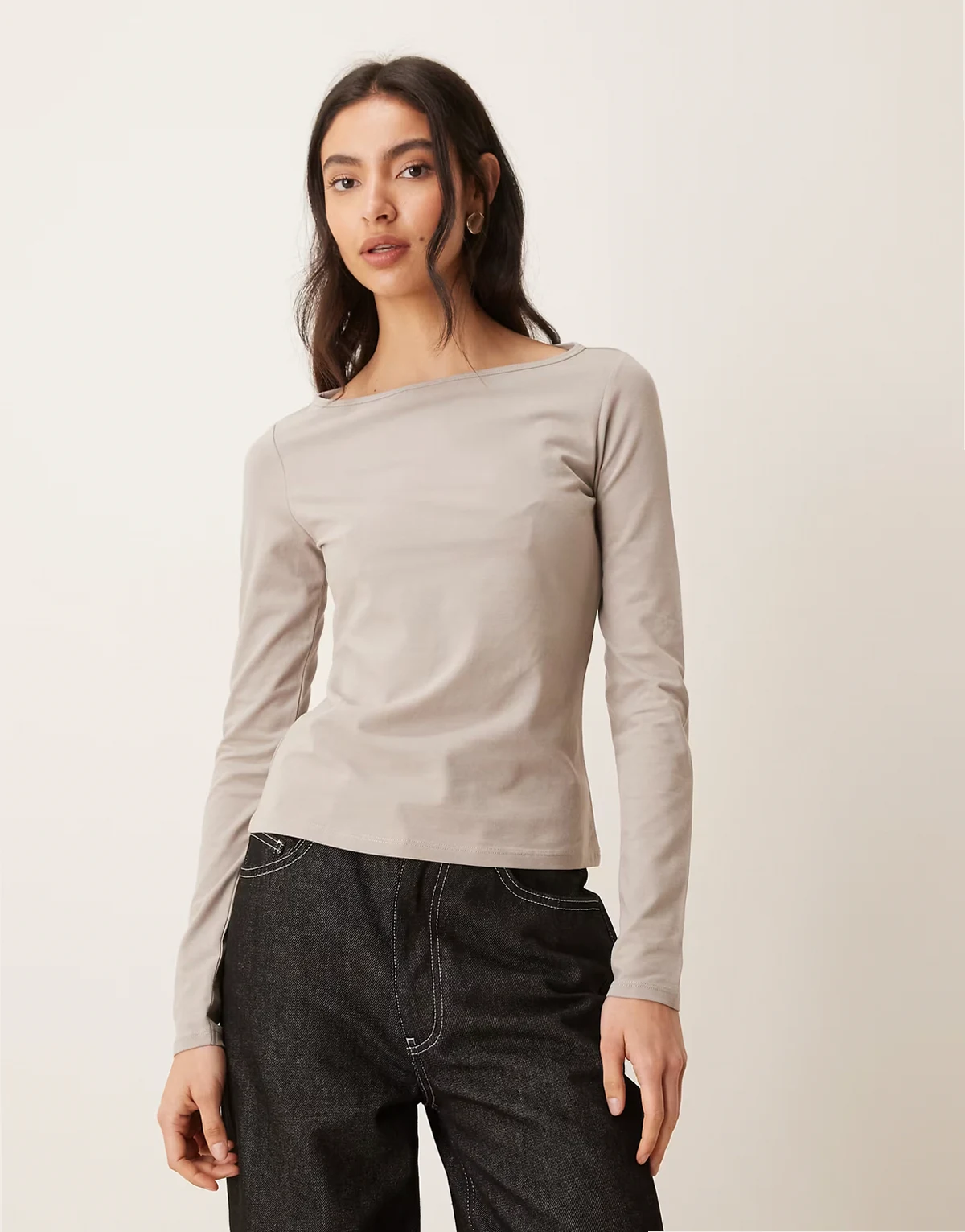 – Langärmliges Oberteil in Hellbraun mit hohem Baumwollanteil und U-Boot-Ausschnitt