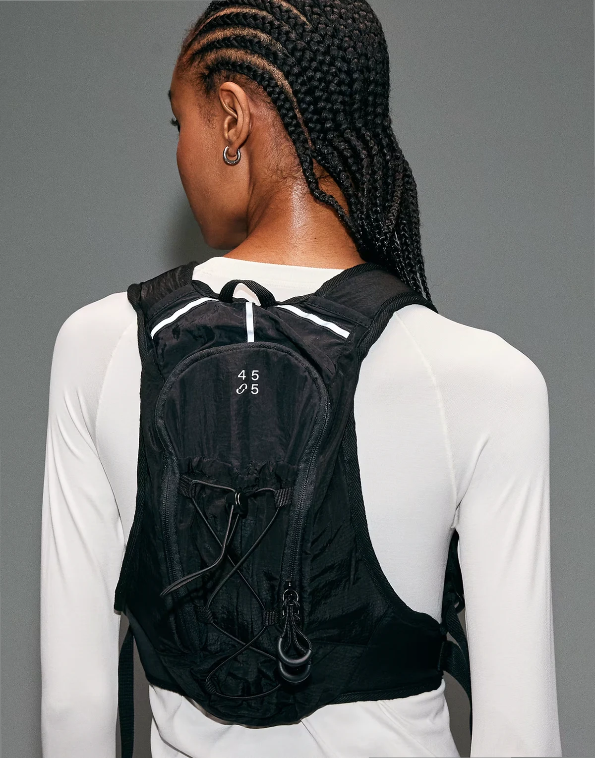 Premium – Reflektierendes Lauf-Trägertop in Void Schwarz mit Reißverschlusstasche und Trinkflaschenhalter