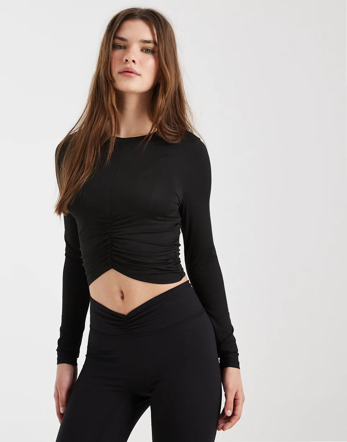 – Langärmliges Sport-Shirt in Schwarz mit Raffung vorne