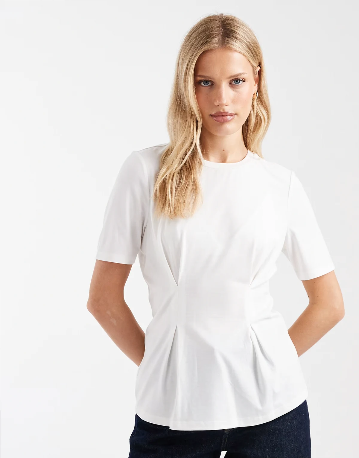 – Tailliertes T-Shirt in Weiß mit Faltendetail