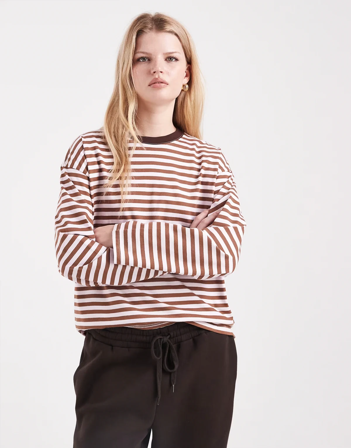 – Kastiges, langärmliges Oversize-T-Shirt in Walnussbraun gestreift