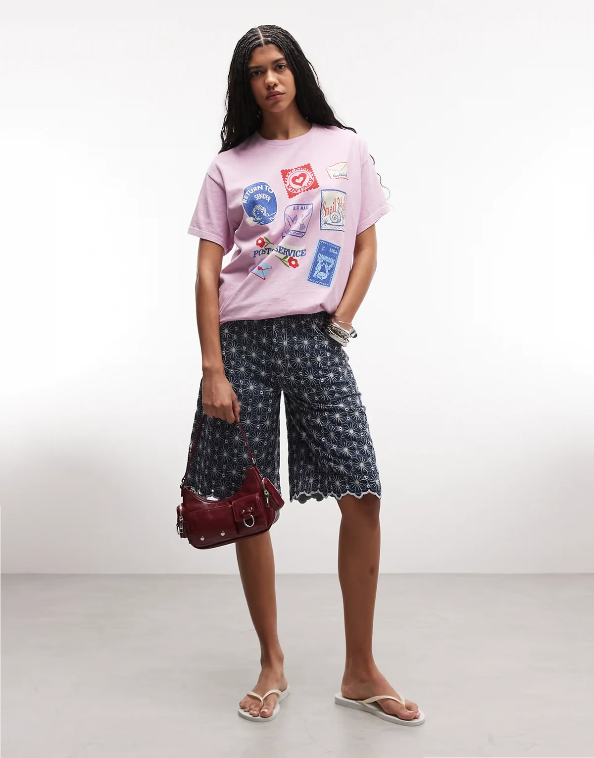 – Różowy T-shirt oversize z grafiką z motywami znaczków pocztowych