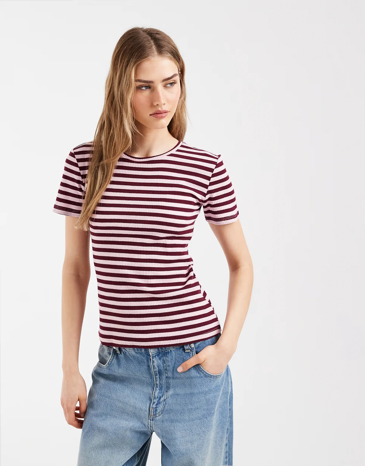 – Prążkowany T-shirt z krótkimi rękawami w różowo-bordowe paski