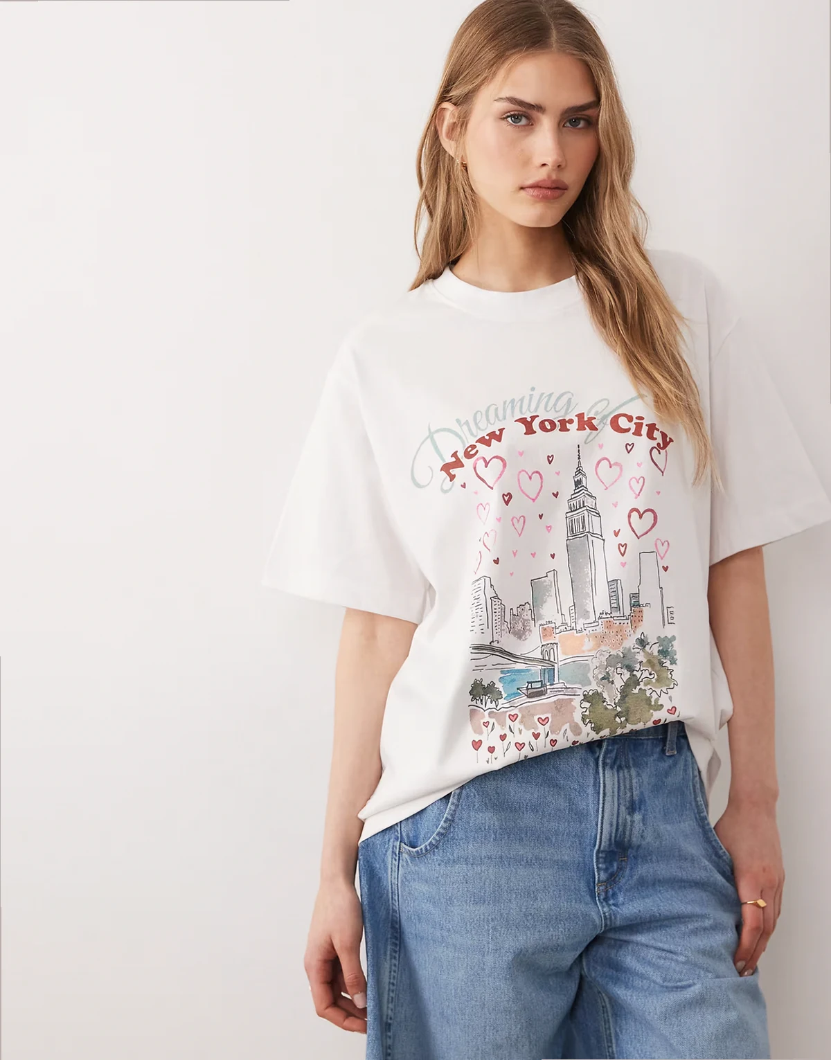 – Biały T-shirt oversize z krótkimi rękawami i nadrukiem z napisem „New York”