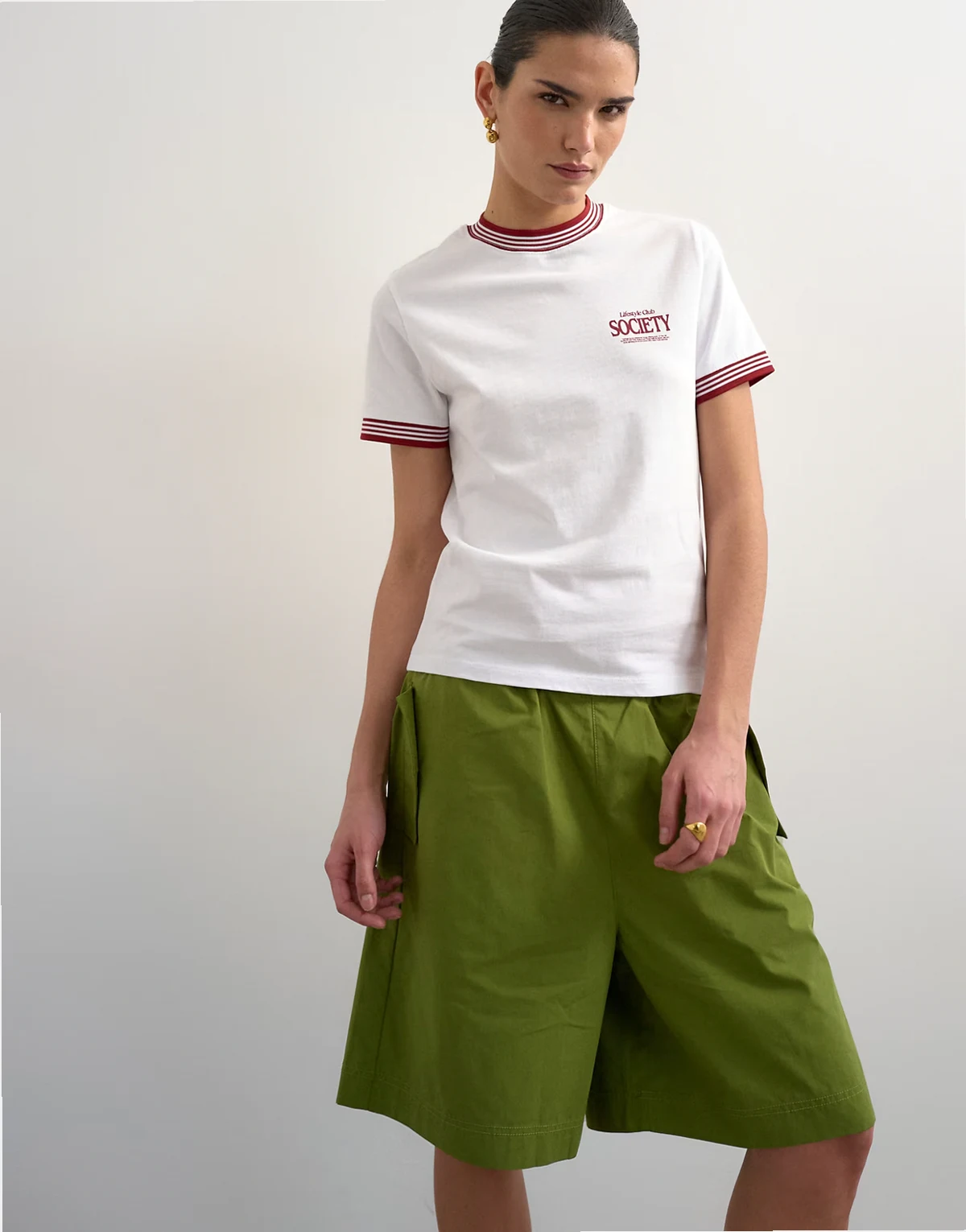 – Biały T-shirt z lamówką i sportową grafiką „Society”