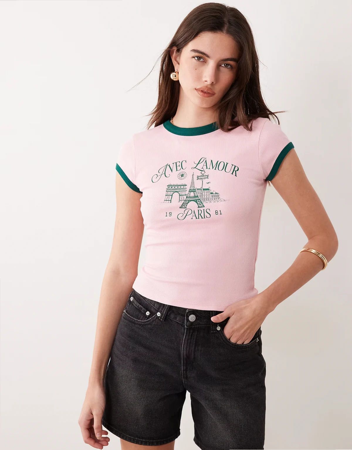 – Różowy krótki i obcisły T-shirt z grafiką z napisem „L'Amour Paris” i kontrastowym wykończeniem