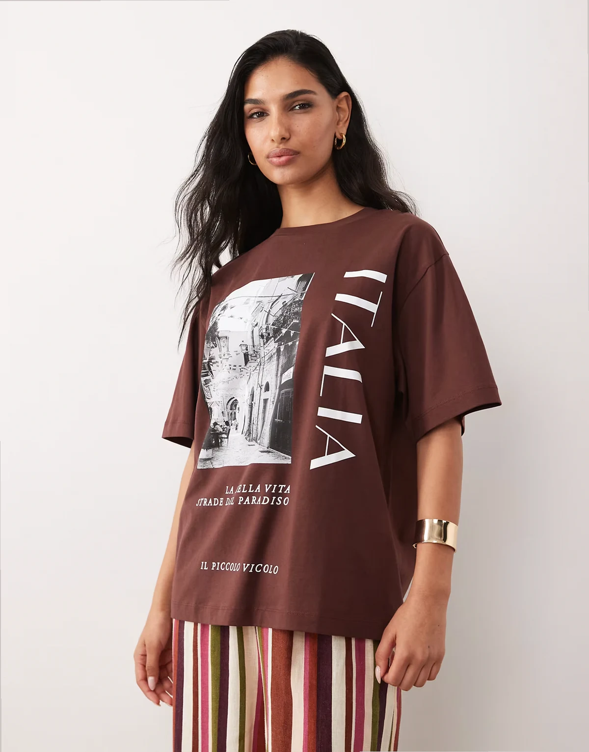 – Czekoladowobrązowy T-shirt oversize z nadrukiem „Italia“