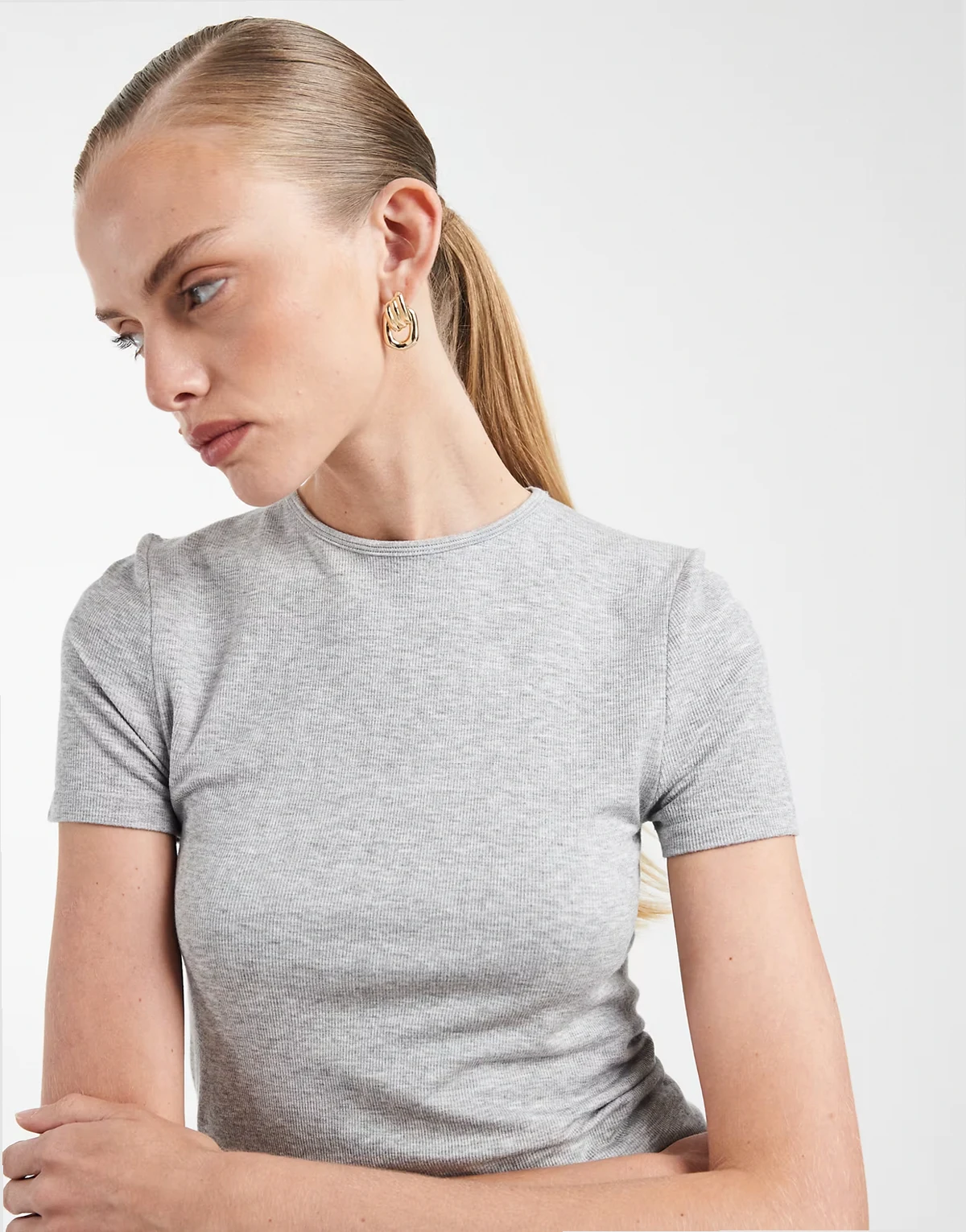 – Szary melanżowy prążkowany T-shirt bezszwowy o krótkim fasonie z okrągłym dekoltem