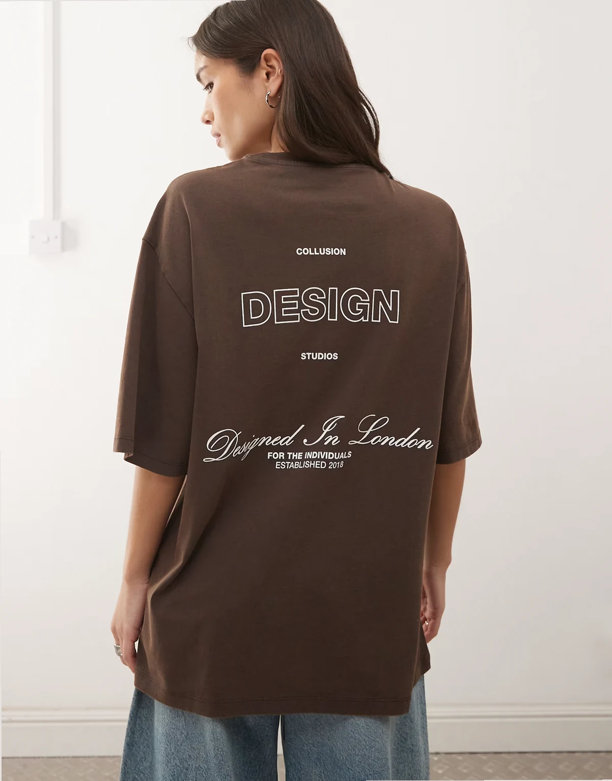 – T-Shirt in brauner Acid-Waschung mit Logo