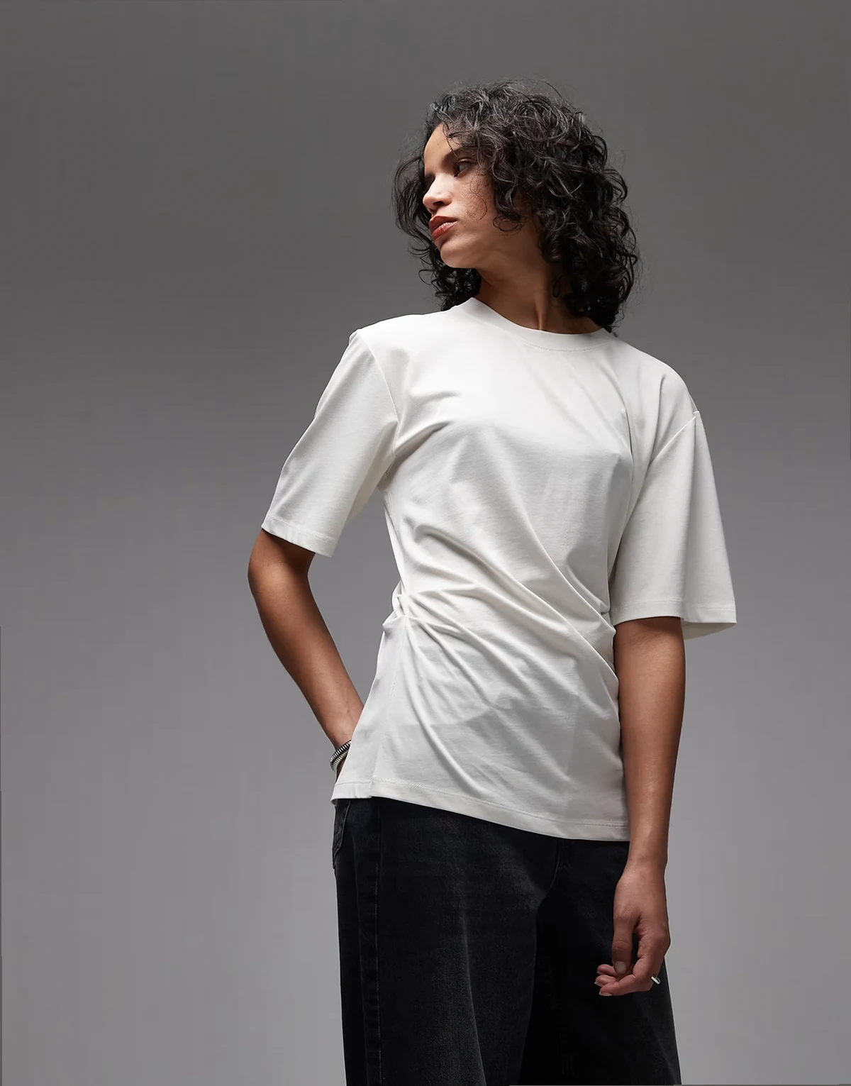– T-Shirt in Wollweiß mit drapiertem Taillendetail