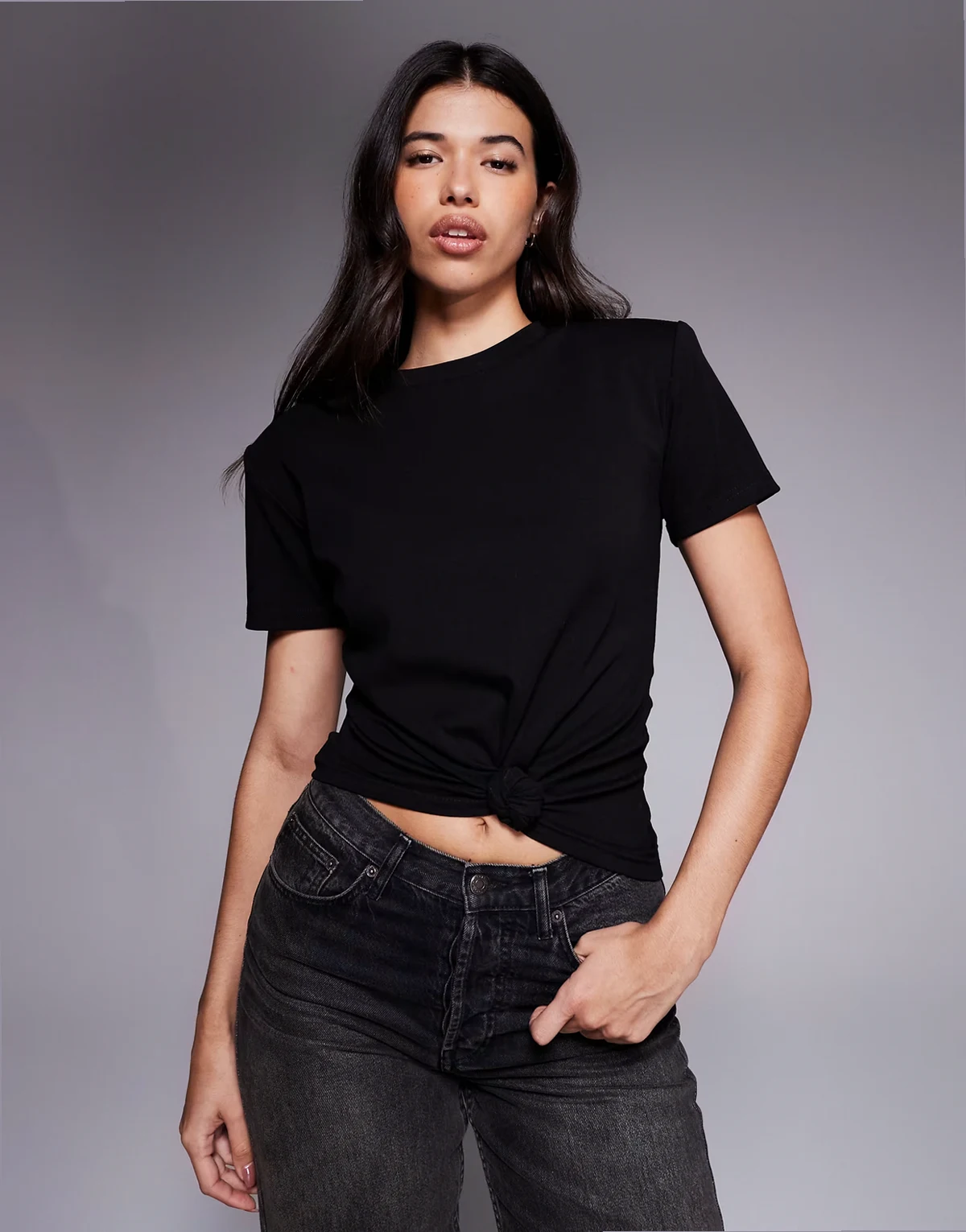 Wander Doll – So Basic – T-Shirt mit hohem Baumwollanteil in Schwarz mit Knoten vorne und Schulterpolstern