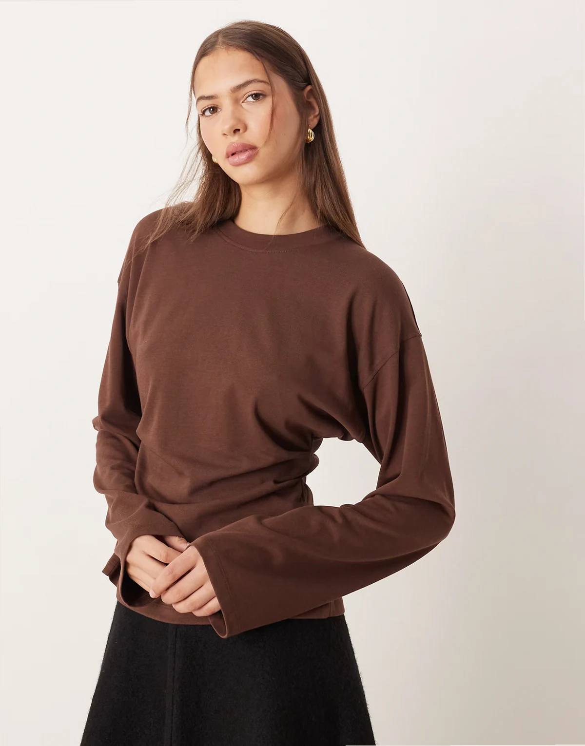 – Czekoladowy T-shirt z długimi rękawami i gorsetową talią