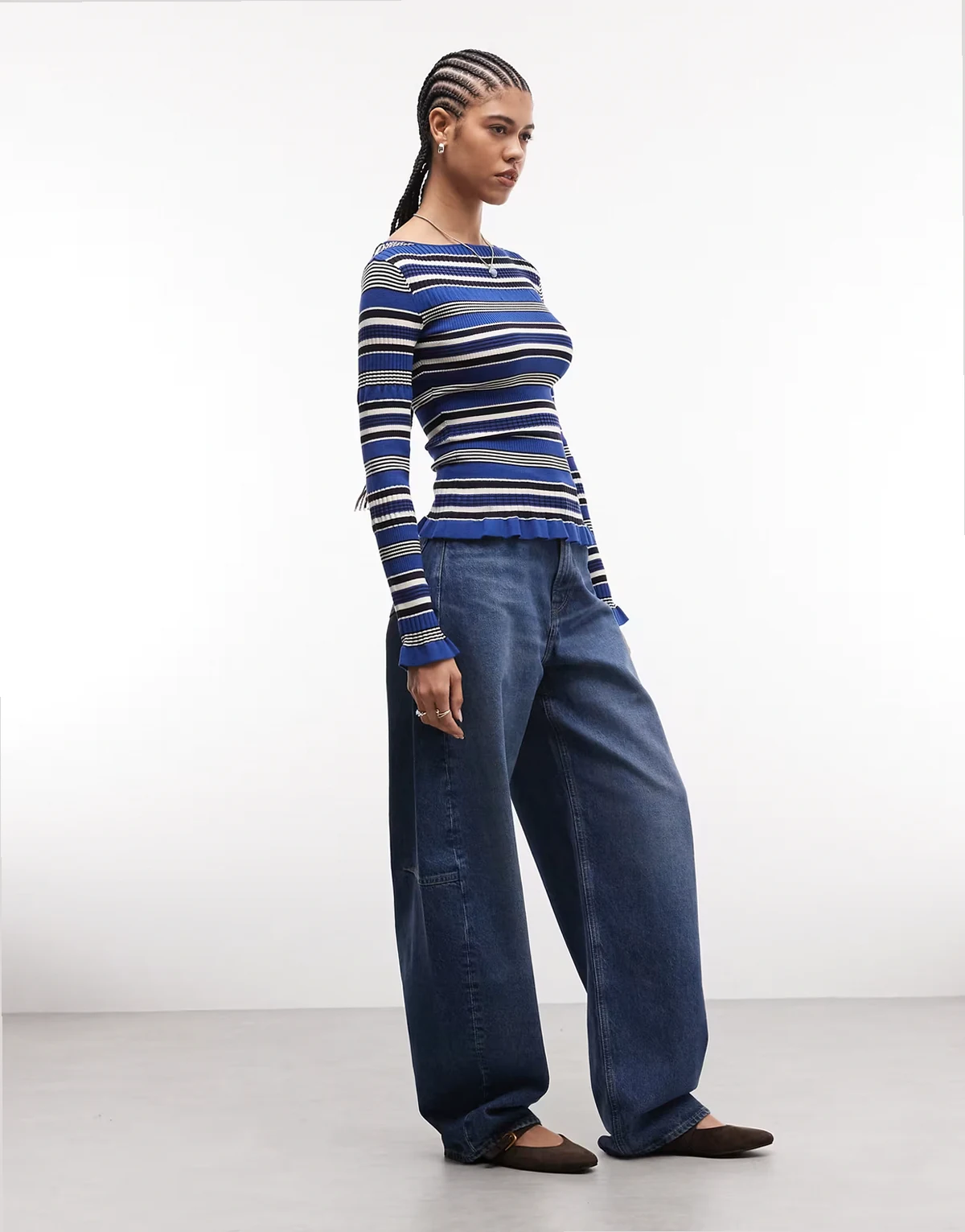 – Langärmliges, leichtes Strickoberteil in Blau gestreift mit Rüschensaum