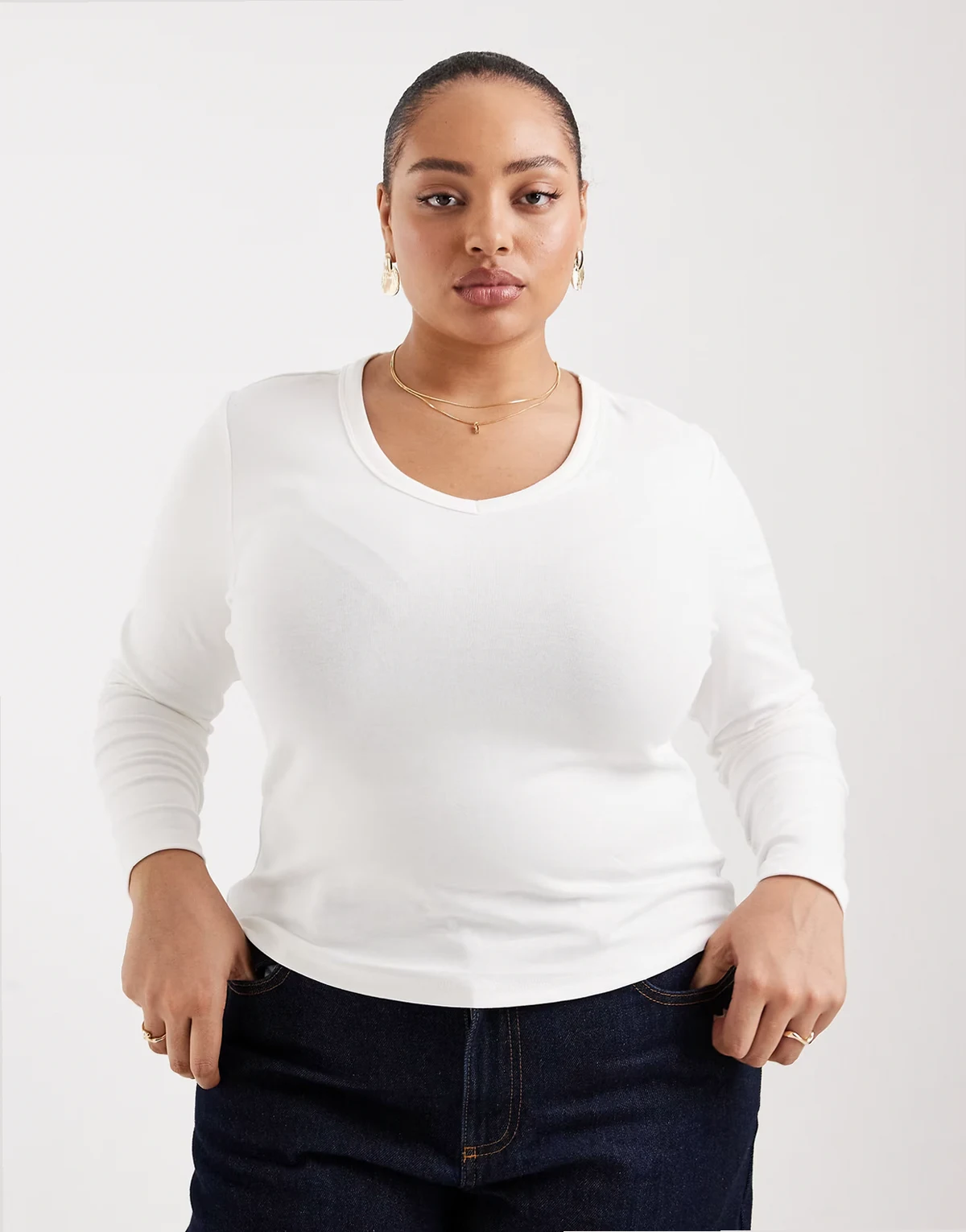 – Langärmliges Oberteil in Weiß mit V-Ausschnitt