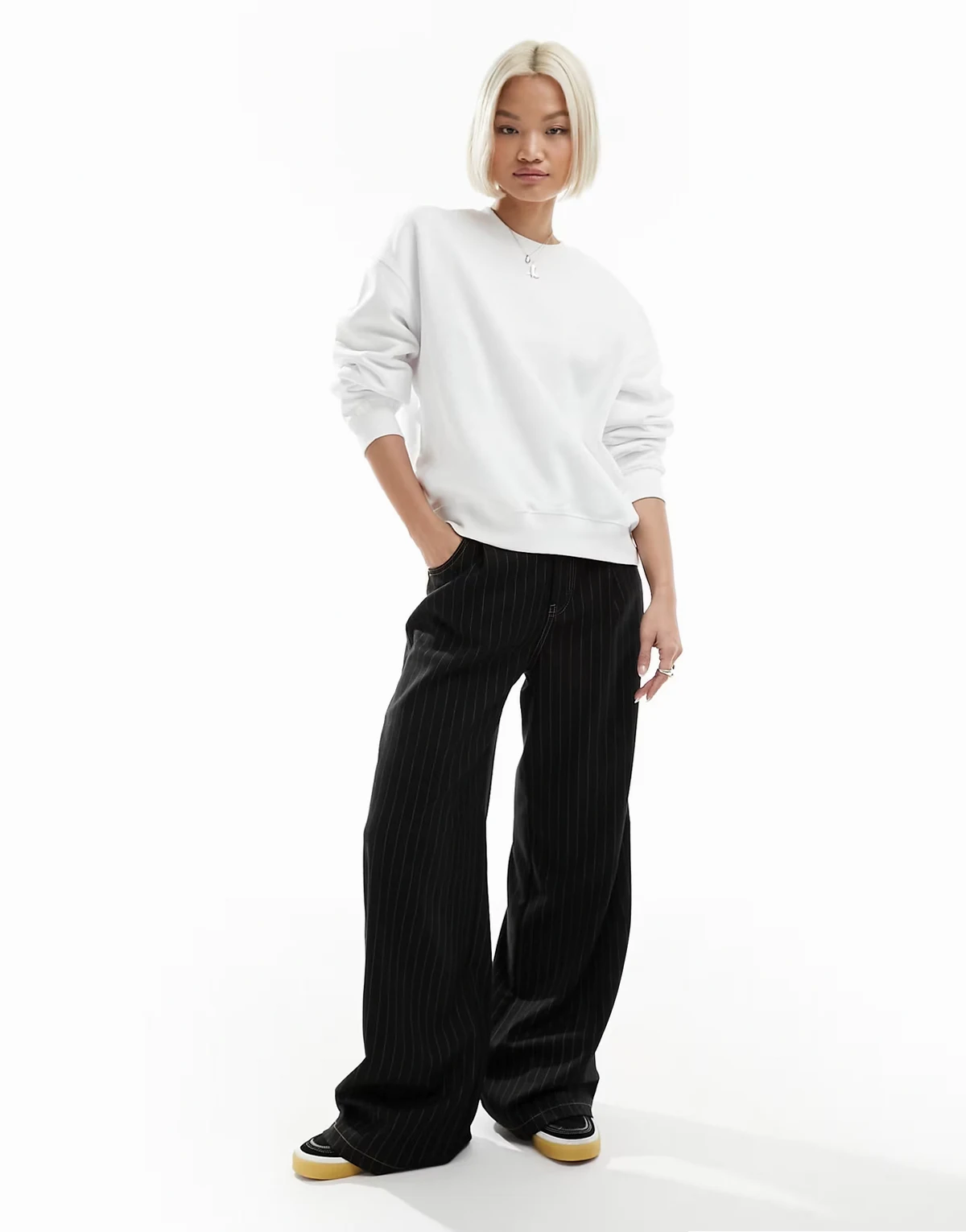 Essence standard sweatshirt in white