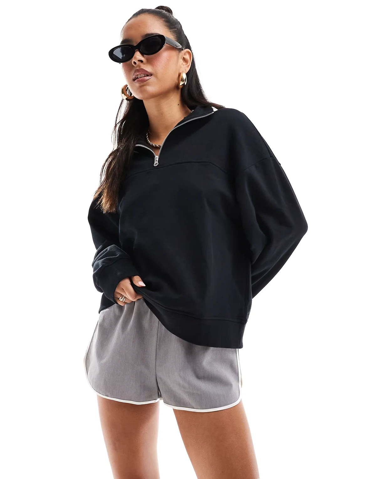 – Sweatshirt in Schwarz mit kurzem Reißverschluss
