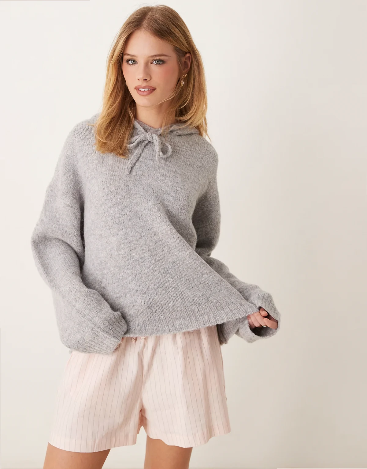 – Superweicher flauschiger Oversize-Kapuzenpullover aus Strick in Grau meliert
