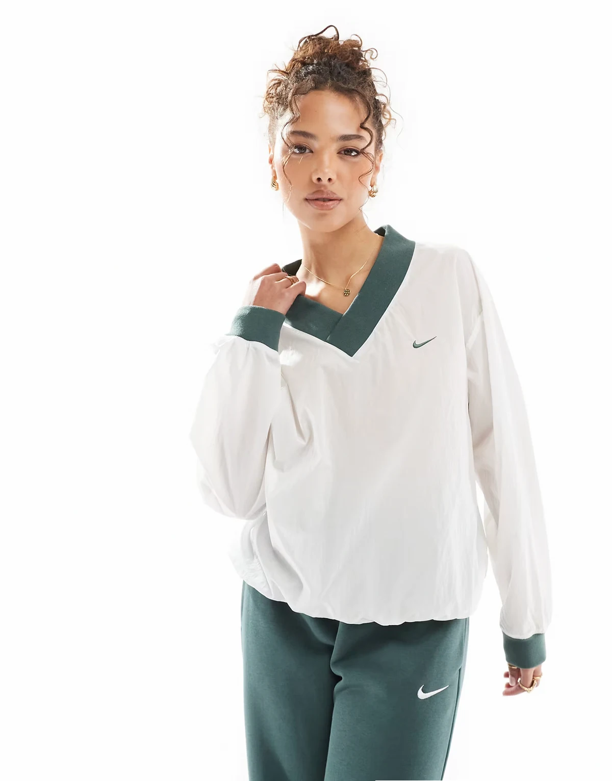 Essential woven v-neck sweatshirt in off white and green