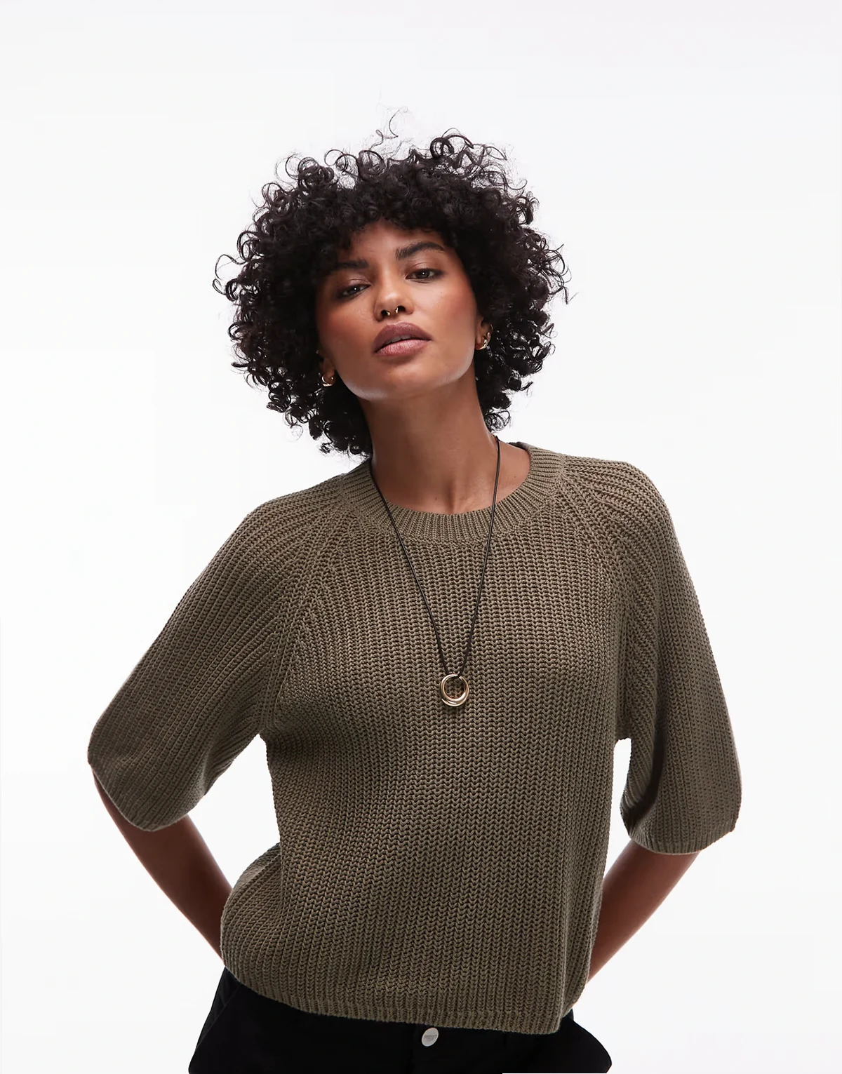 – Kurzärmliger, weitmaschiger Pullover in Khaki