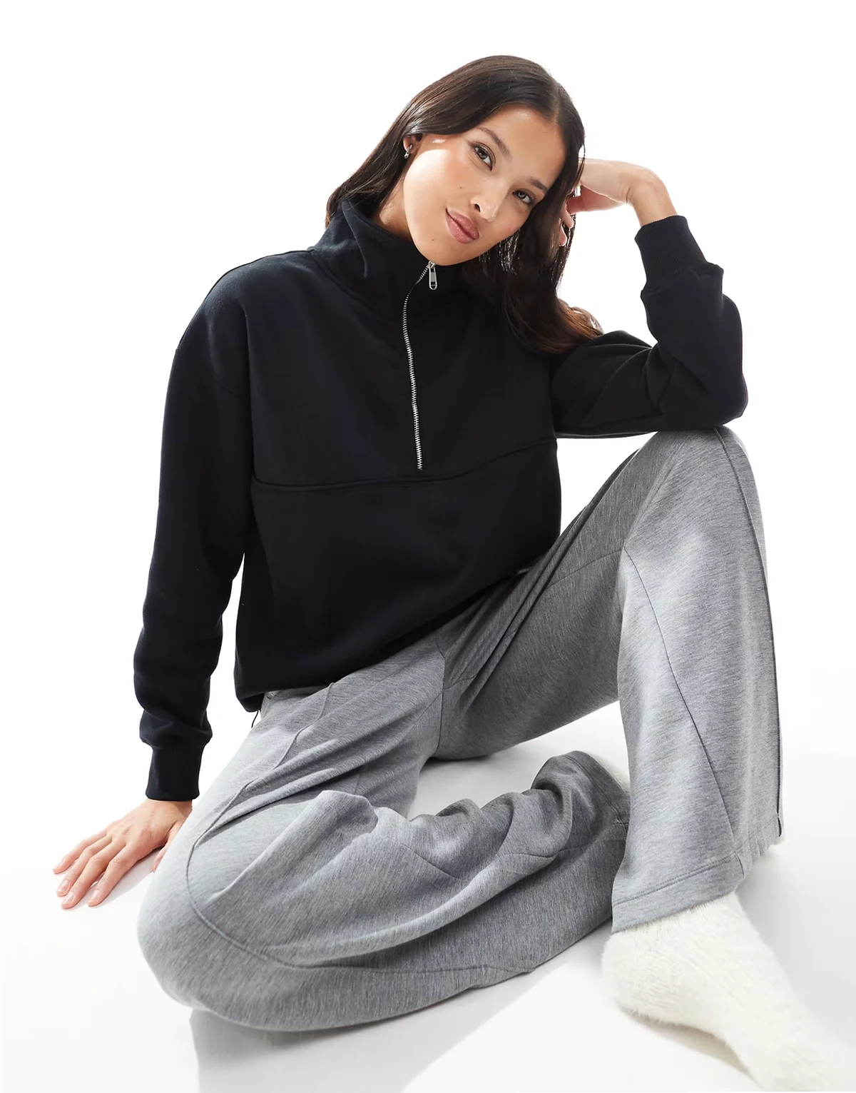 – Plush Essential – Sweatshirt in Schwarz mit kurzem Reißverschluss