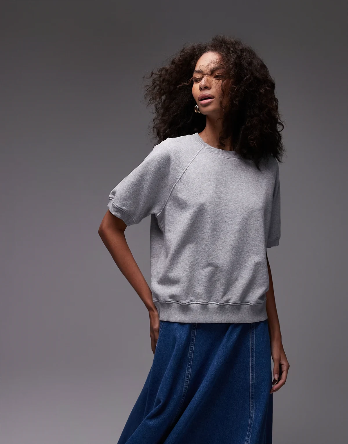 – Kurzärmliges Sweatshirt aus weichem Terry in meliertem Grau
