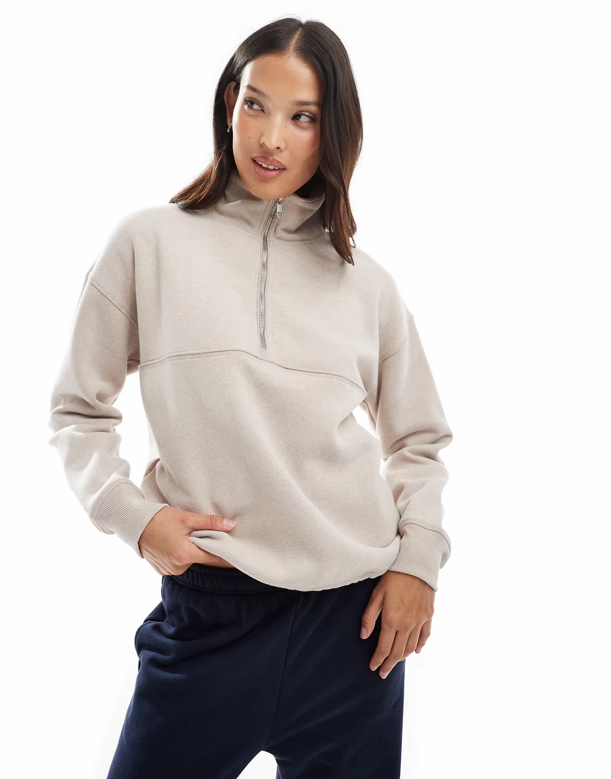 – Plush Essential – Sweatshirt in der Farbe Sesam mit kurzem Reißverschluss