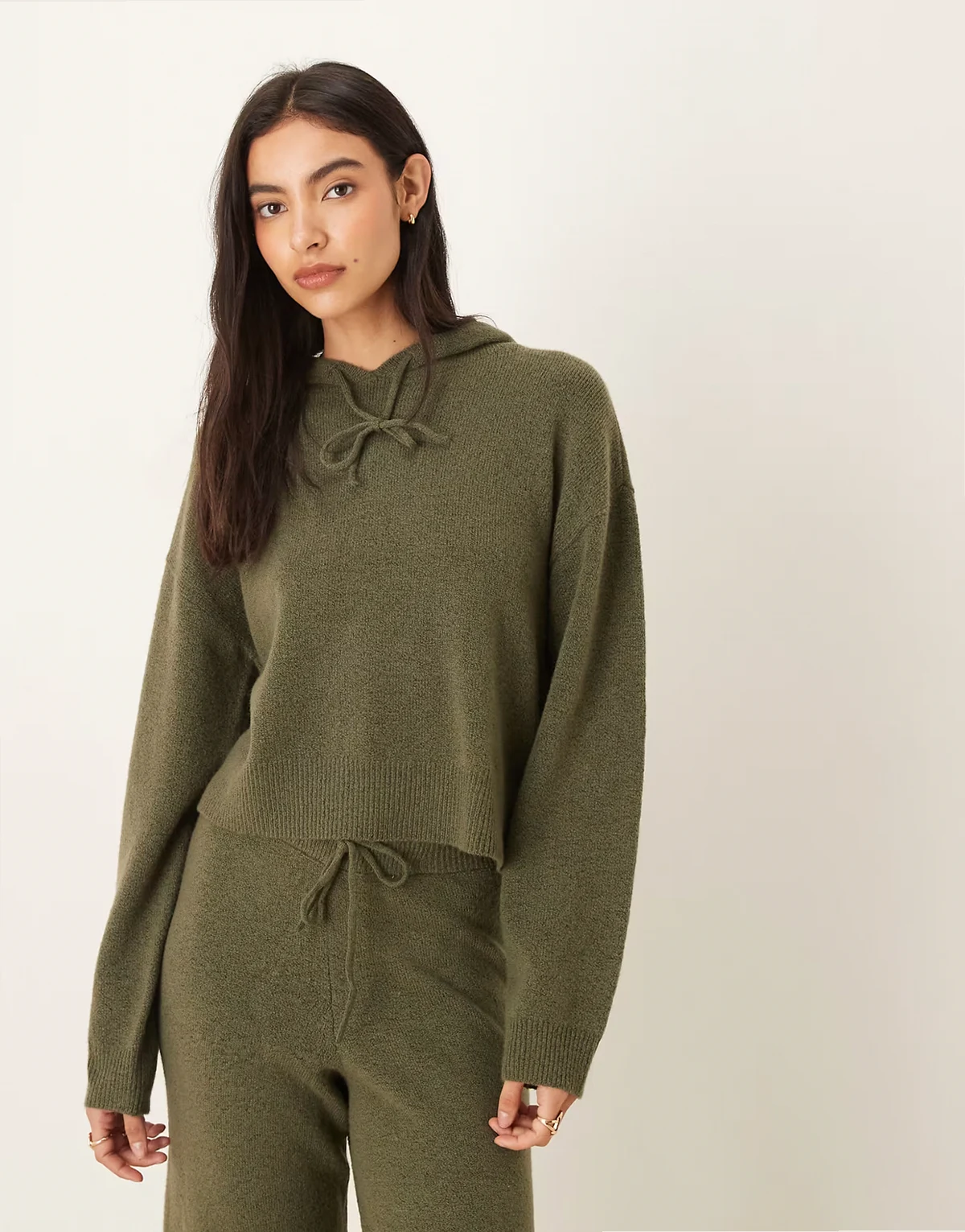 – Luźna bluza dzianinowa z kapturem w kolorze khaki, część zestawu