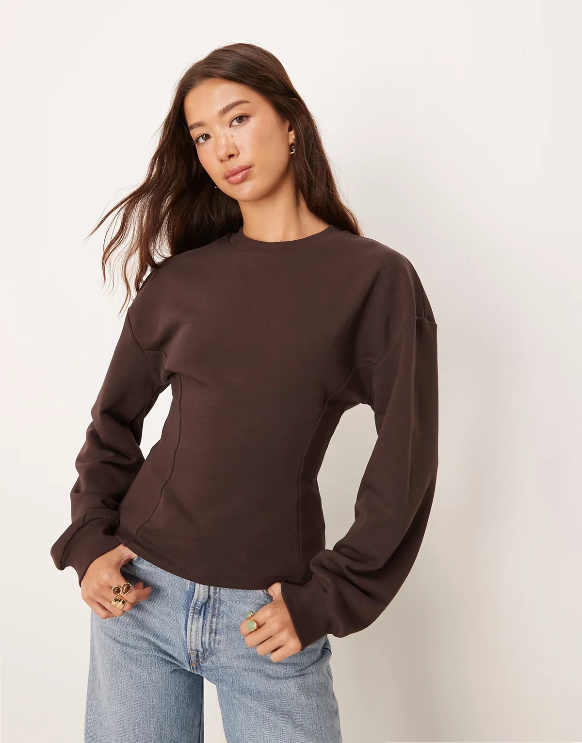 – Sweatshirt in Schokobraun mit geraffter Taille und geripptem Einsatz