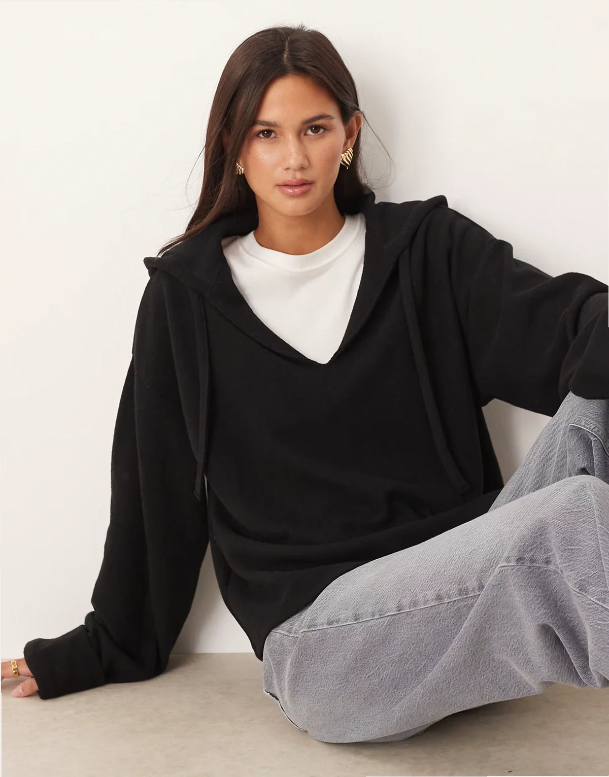 – Superweicher Kapuzenpullover in Schwarz mit umgeschlagenen Ärmelbündchen