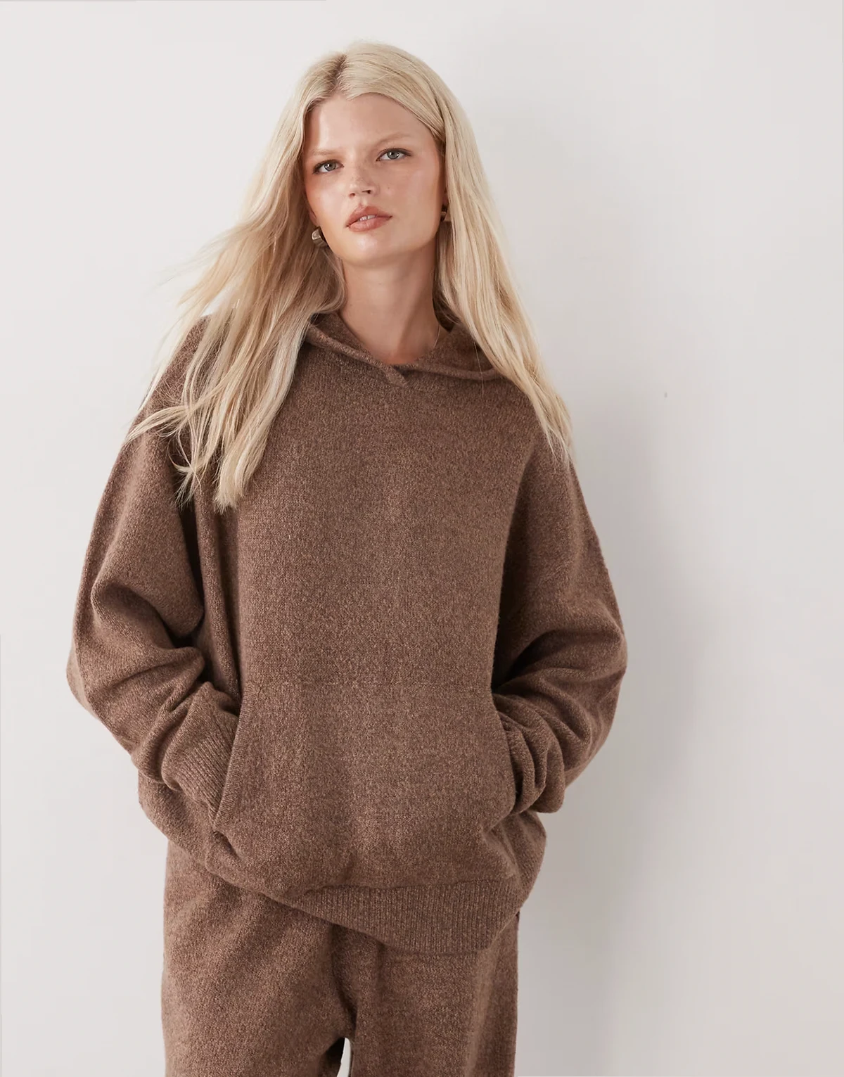 – Gestrickter Oversize-Kapuzenpullover in Braun, Kombiteil