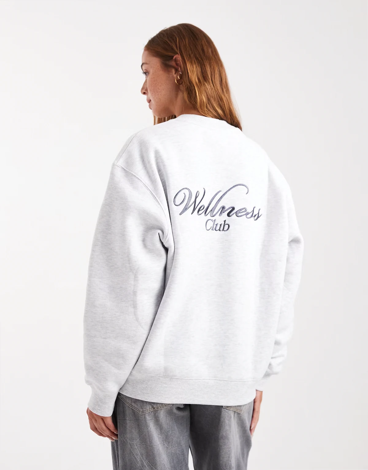 – Weiches Sweatshirt in meliertem Grau mit Rundhalsausschnitt und Print
