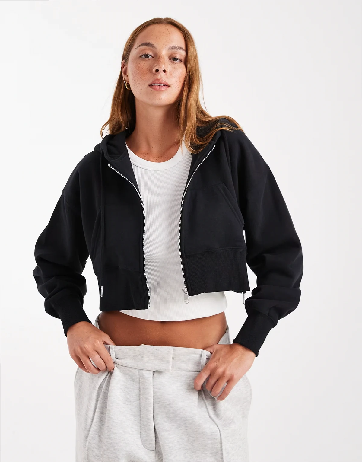 – Cropped-Kapuzenjacke aus flauschigem Fleece in Schwarz mit durchgehendem Reißverschluss